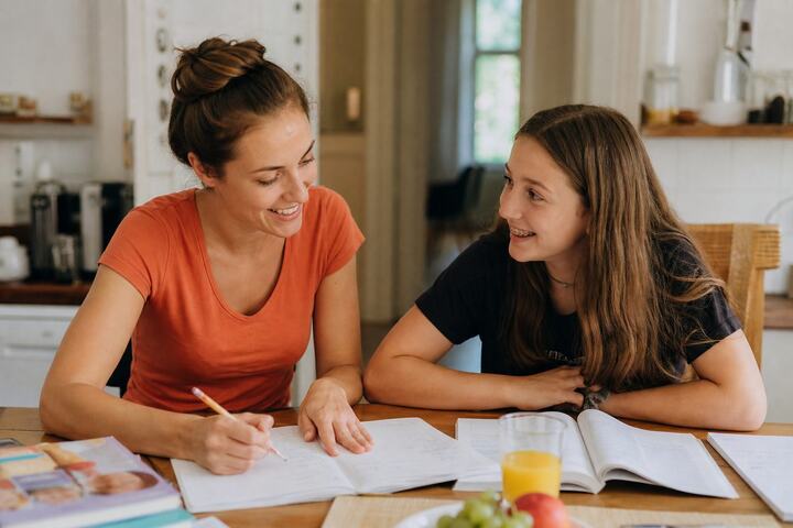 Nachhilfelehrerin mit Schülerin